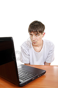 带笔记本电脑的青少年网络展示失败者桌子男人互联网工具欺骗失败思维图片