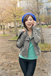 亚洲妇女在街上行走喜悦下雨欢呼女性微笑女士帽子魅力公园图片