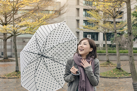 带着伞的笑笑快乐的亚洲妇女女性街道女士乐趣下雨喜悦魅力图片