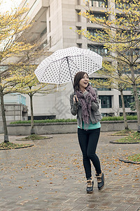 带着伞的笑笑快乐的亚洲妇女女性魅力下雨女士乐趣喜悦街道图片