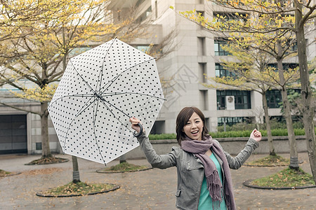 带着伞的笑笑快乐的亚洲妇女女性下雨街道女士乐趣魅力喜悦图片