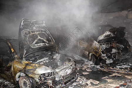 紧贴的汽车被烧毁的照片车库破坏烧伤运输车辆拆除环境燃烧倾倒损害图片