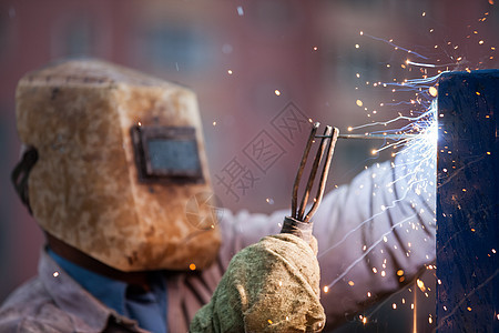 保护面罩焊接金属结构中的焊接焊机工人生产工作服工厂头盔男性工具作坊力量金工火焰图片