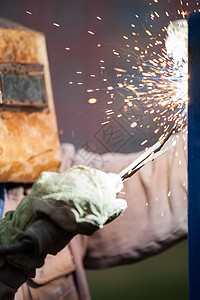 保护面罩焊接金属结构中的焊接焊机工人职业技术手套工程作坊工厂工具建造男人眼镜图片