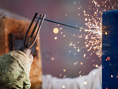 保护面罩焊接金属结构中的焊接焊机工人机械师火炬生产工作服建造工程安全修理火花制造业图片