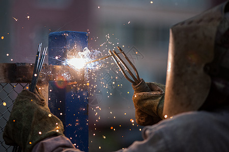 保护面罩焊接金属结构中的焊接焊机工人男人火炬工程工具工作安全生产制造业工作服面具图片