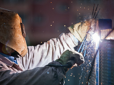 保护面罩焊接金属结构中的焊接焊机工人工作服眼镜男人制造业头盔工厂工程建造手套职业图片
