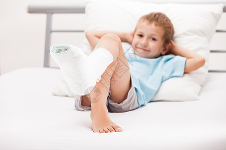 小男孩 腿脚跟骨折或br上贴着石膏绷带的幼小男孩男性病人赤脚卫生保险脚跟身体保健男生解剖学图片