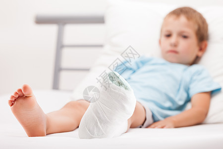 小男孩 腿脚跟骨折或br上贴着石膏绷带的幼小男孩青少年科学保健医院卫生孩子男人事故解剖学脚趾图片
