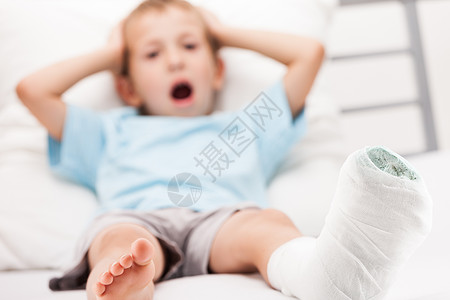 小男孩 腿脚跟骨折或br上贴着石膏绷带的幼小男孩男性解剖学青少年保险病人脚趾孩子事故男人医院图片