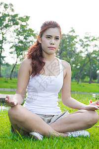 瑜伽练习平衡公园幸福饮食冥想专注女性活力女孩身体图片