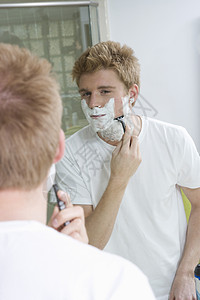 镜中剃刀镜子男人准备泡沫生活美容成年人绅士伙计们反射图片