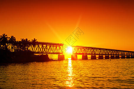 断桥时日落图片