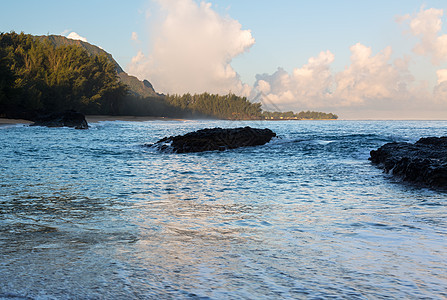 黎明时与岩石边缘海岸线海洋破岸支撑沿海蓝色海岸假期海浪图片