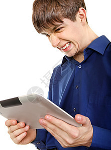 配有平板电脑的青少年震惊男人屏幕男性侮辱手表青年衬衫网络社会图片