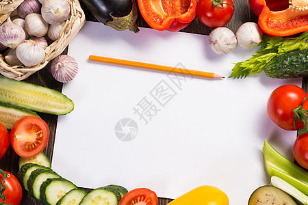铺在纸页周围的蔬菜辣椒烹饪草本植物教科书茄子框架餐厅木头铅笔香料图片