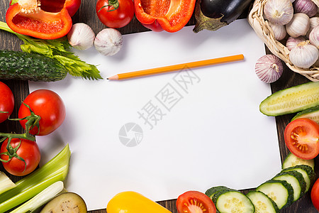 铺在纸页周围的蔬菜餐厅美食勺子木头饮食辣椒香料框架草本植物铅笔图片