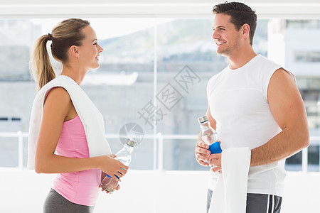健身房情侣在运动室装水瓶和毛巾的情侣调子护理训练运动男性夫妻朋友们火车健身房女士背景