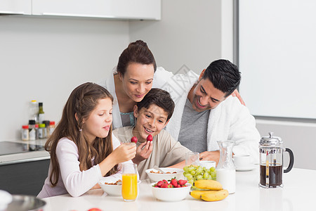 孩子们在厨房和父母一起享受早餐的快乐图片