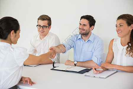 商业界人士在办公室握手问候语合伙商界职业协议商务面试官男人合作交易图片