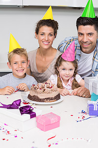 微笑的年轻家庭 一起庆祝生日庆生图片
