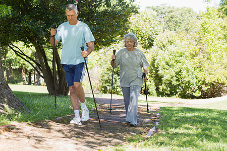 北欧夫妇在公园散步的北欧人身体男人运动服闲暇人行道训练登山杖退休成人男性图片
