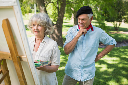 男人在公园看成年女人涂油漆图片
