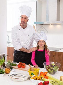 烹饪学校的主厨师和中小学生女孩沙拉蔬菜戏服美食团队营养帽子厨卫童年饮食图片