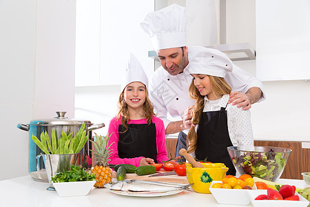 烹饪学校的厨师和中小学生女孩饮食孩子们营养微笑厨房帽子戏服女孩们老师沙拉图片
