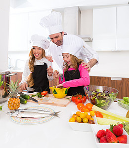 烹饪学校的厨师和中小学生女孩孩子水果营养老师桌子微笑朋友们沙拉饮食戏服图片
