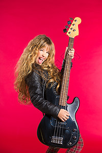 红上弹贝斯吉他的女孩岩石享受摇滚乐夹克微笑吉他玩家童年学生头发图片
