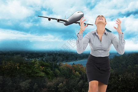 愤怒商业女商务人士出面的复合形象绘图晴天森林阳光航空天空女士旅行压力商务图片