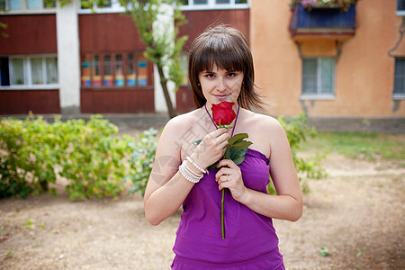 红玫瑰女孩户外成人女性阴影院子假期快乐平行线植物阳光房子图片