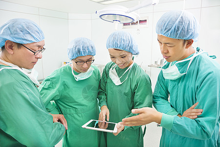 外科医生与手术室的平板电脑讨论图片