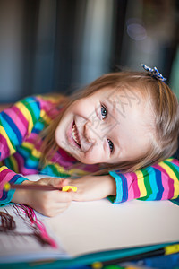 小可爱女孩坐在她桌子上时 画着铅笔的绘画天赋孩子幼儿园教育姿势童年活动乐趣女性艺术图片