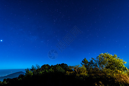 蓝色天空中的星星夜晚时间场景墙纸天文学行星银河系新星火花爬坡森林宇宙星光图片