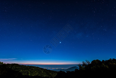 蓝色天空中的星星夜晚时间场景勘探城市墙纸宇宙森林星空火花场地星系新星图片