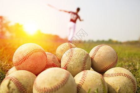 棒球球员练习在野外挥棒游戏皮革器材接缝阳光摄影运动员运动玩家娱乐图片