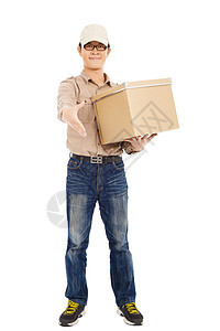 手持包裹和立立着微笑的送货员商业工作室送货邮递员帽子劳动商品仓库邮政贮存图片