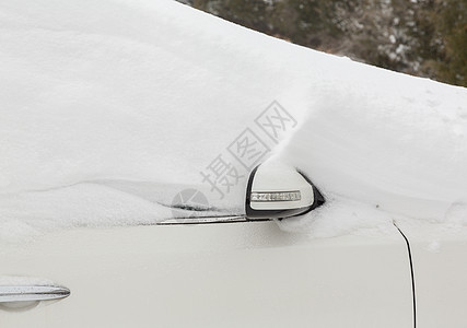 白色汽车上方的深雪雪堆季节天气车辆暴风雪后视镜气候风暴场景降雪背景图片