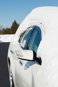 白色汽车上方的深雪场景雪堆季节风暴后视镜天气暴风雪镜子气候降雪背景图片