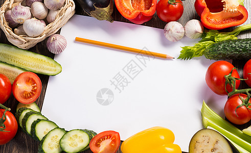 铺在纸页周围的蔬菜胡椒烹饪框架铅笔香料草本植物木头饮食美食厨房图片