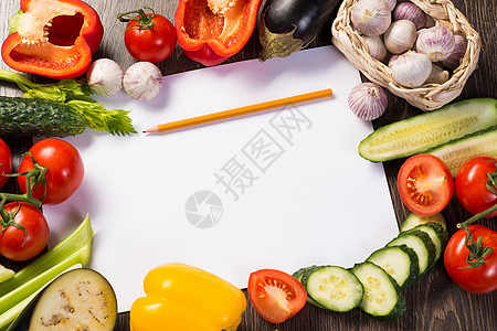 铺在纸页周围的蔬菜香料食谱厨房框架铅笔胡椒烹饪草本植物饮食食物图片