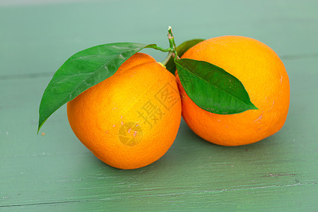 两个大橘子和叶子图片