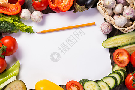 铺在纸页周围的蔬菜卡片笔记铅笔厨房美食食谱木头食物茄子香料图片