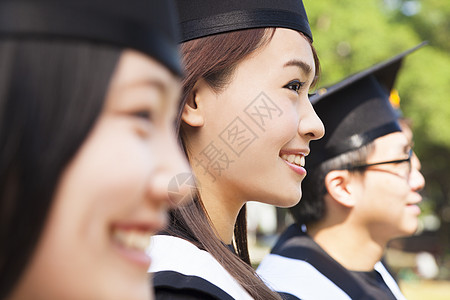 一组欢乐的大学毕业生毕业后结业图片