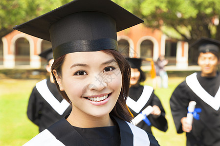 美貌美丽的女子大学毕业生 与同学在仪式上教育学士快乐庆典微笑学生天空季节太阳阳光图片