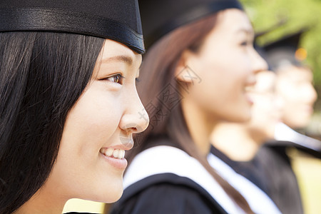 与同学们一起参加近身微笑的女大学毕业生图片