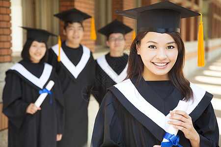 拥有同学毕业文凭的漂亮美丽的大学毕业生和同班同学图片