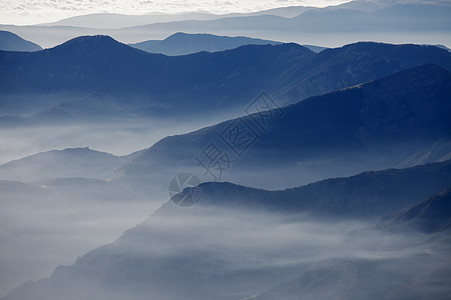 山山脉全景辉光线条天气阴霾阴影远足环境旅行丘陵图片